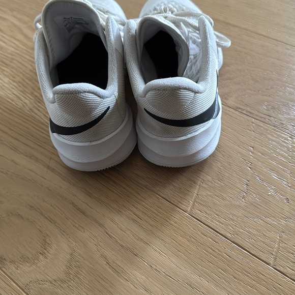 Girl’s volleyball shoes - Picture 2 of 5